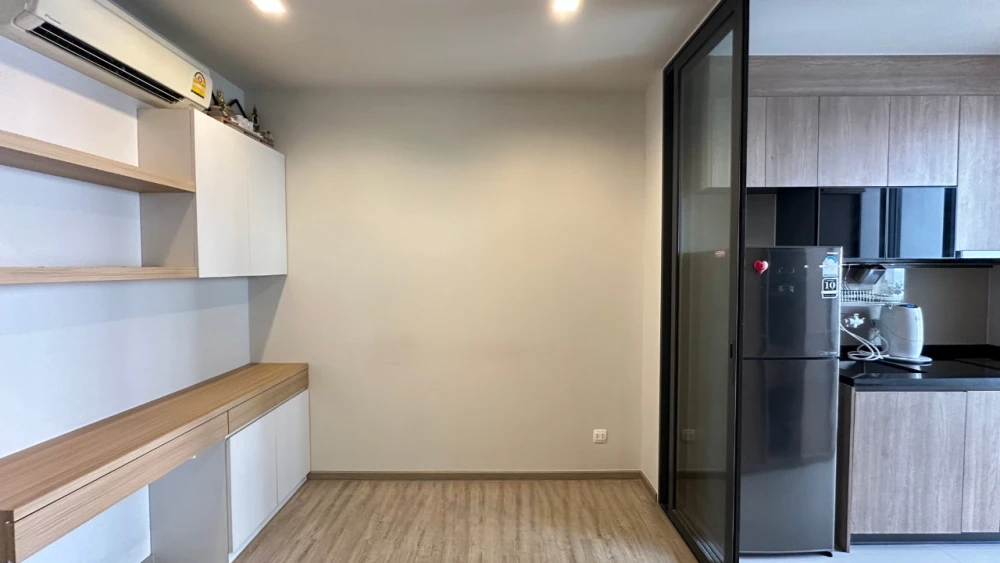 For sale: The Line Wongsawang, highest floor, north facing, city view, pool and BTS side, complete with a full set of built-in furniture. Must book.