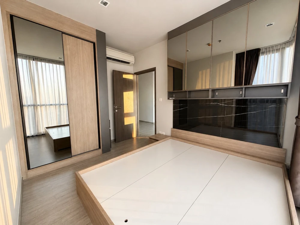 Selling a corner unit at The Line Wongsawang. Private, on the 22nd floor with unobstructed city views. North-facing, avoiding the afternoon sun, makin