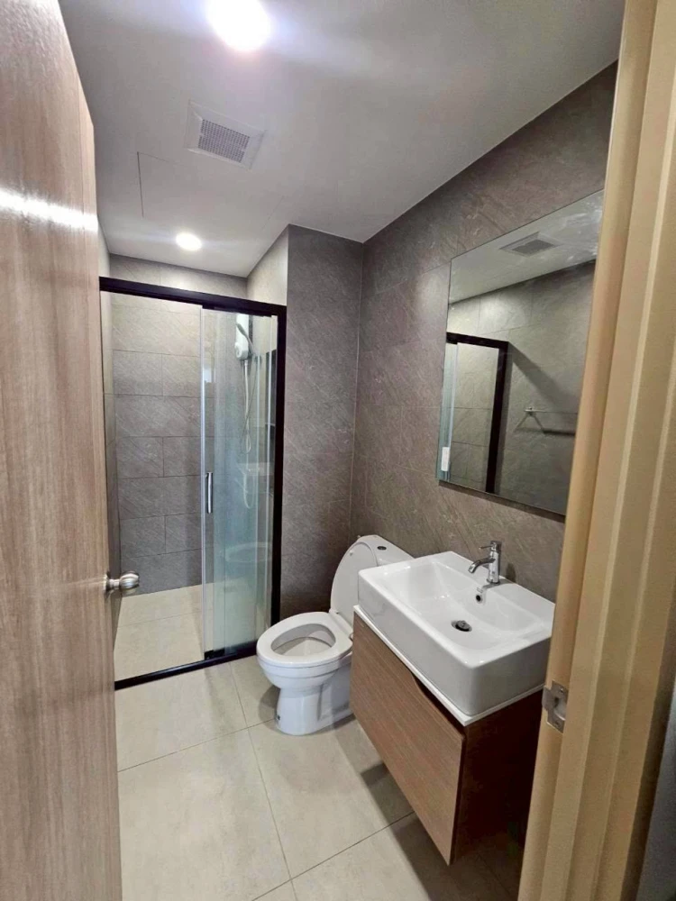 Selling The Livin Phetkasem 37. Nice unit, fully furnished, convenient location. Don't miss out!