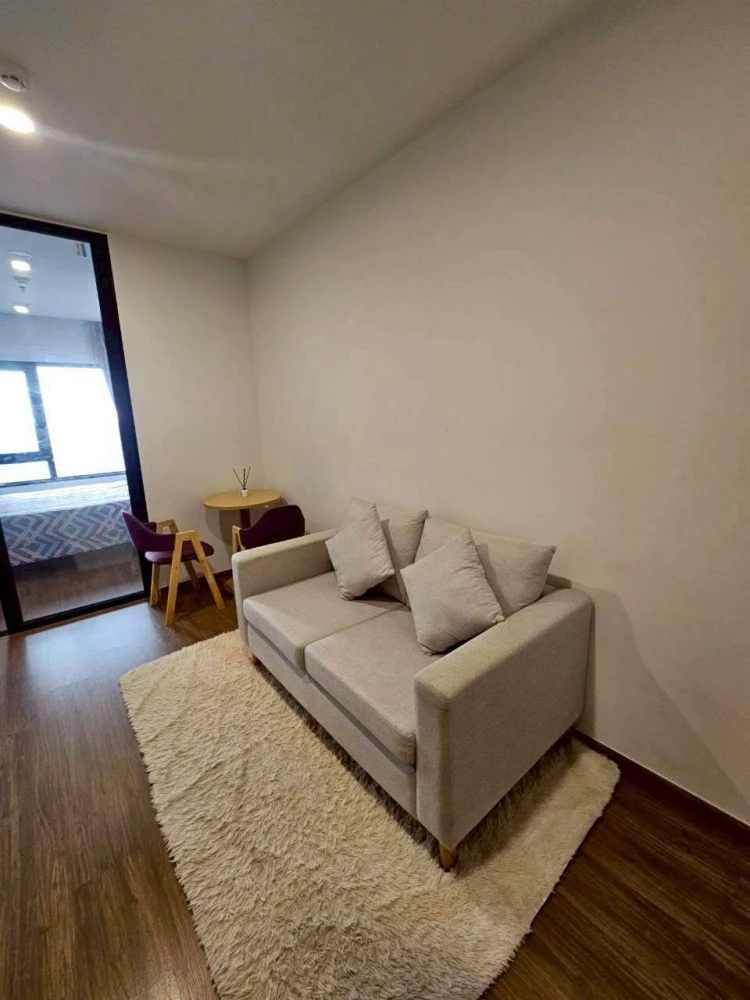 Selling The Livin Phetkasem 37. Nice unit, fully furnished, convenient location. Don't miss out!