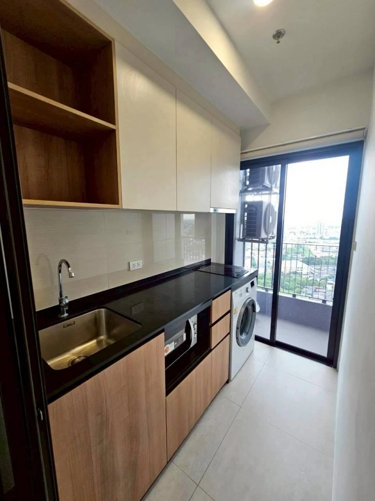 Selling The Livin Phetkasem 37. Nice unit, fully furnished, convenient location. Don't miss out!
