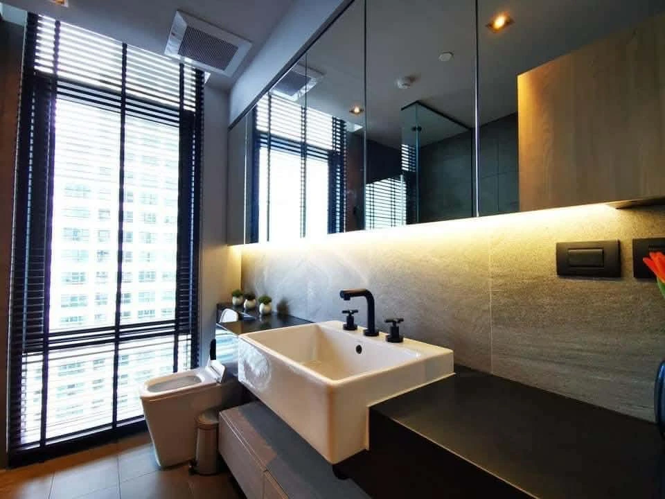 ขาย The Lofts Asoke 2 ห้องนอน พื้นที่ใช้สอยเยอะ ทำเลดี ตกแต่งครบครัน พลาดแล้วจะเสียใจ