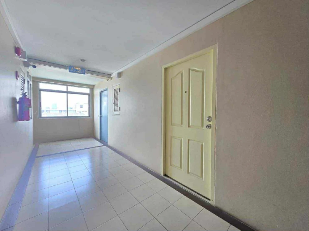 For sale: The Log @ Sukhumvit 101/1, 8th floor (top of an 8-story low-rise building), quiet, private, not crowded, reserve now.