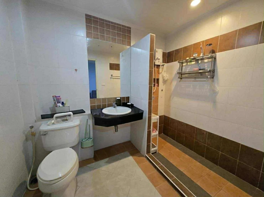 For sale: The Log @ Sukhumvit 101/1, 8th floor (top of an 8-story low-rise building), quiet, private, not crowded, reserve now.