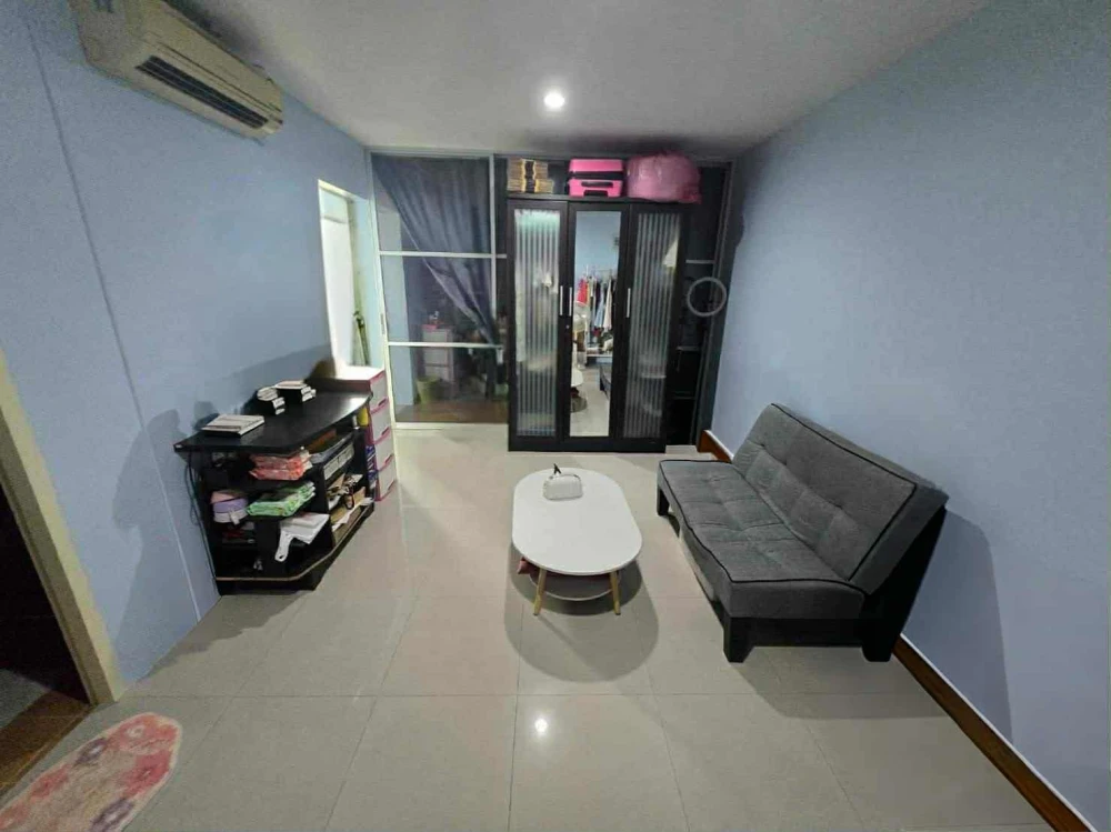 For sale: The Log @ Sukhumvit 101/1, 8th floor (top of an 8-story low-rise building), quiet, private, not crowded, reserve now.