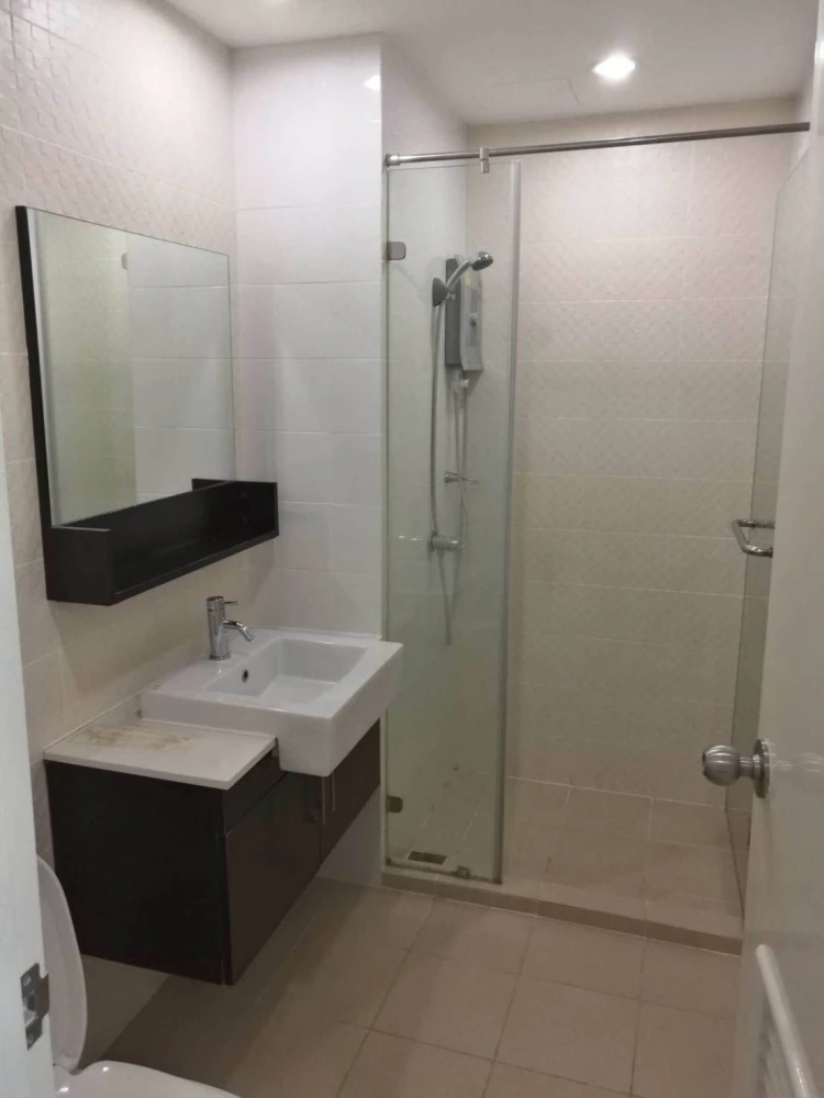 Selling spacious and comfortable units at The Mark Ratchada - Airport Link, fully furnished with quality furniture. A must-have!