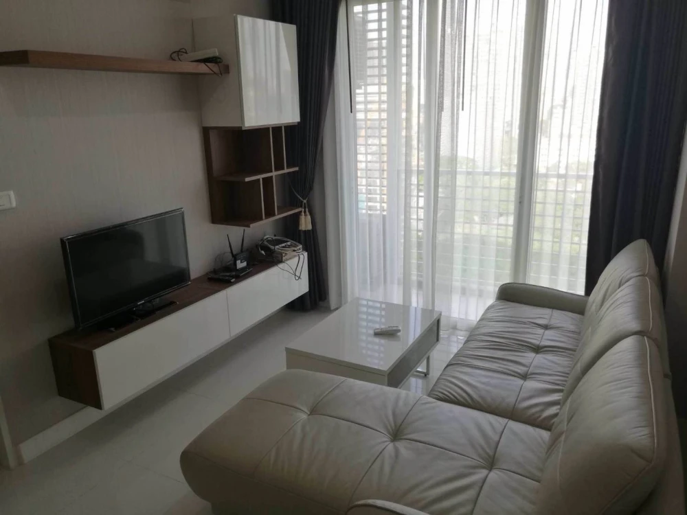 Selling spacious and comfortable units at The Mark Ratchada - Airport Link, fully furnished with quality furniture. A must-have!