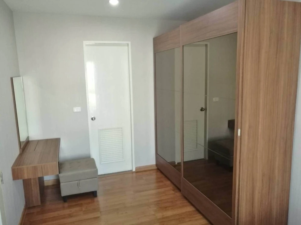 Selling spacious and comfortable units at The Mark Ratchada - Airport Link, fully furnished with quality furniture. A must-have!