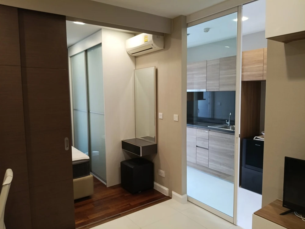 For sale: The Metropolis, 1 bedroom, 1 bathroom, 26th floor, beautiful view, not blocked, good location, fully furnished, reserve now.