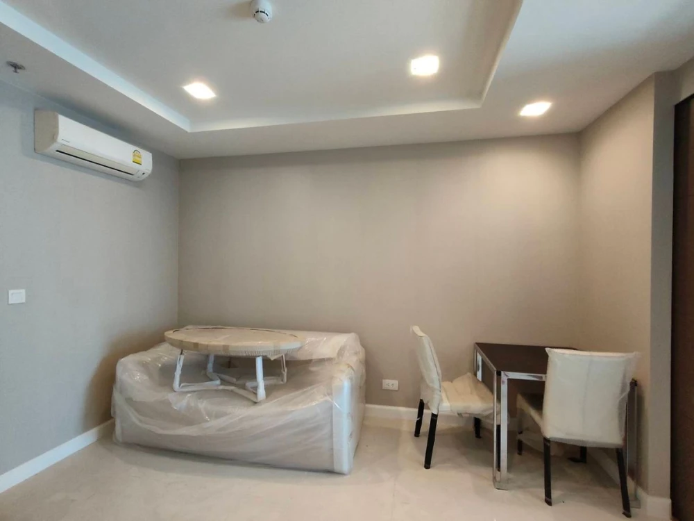Selling a spacious and comfortable unit at The Metropolis, 17th floor. Interested in owning one? Book now!