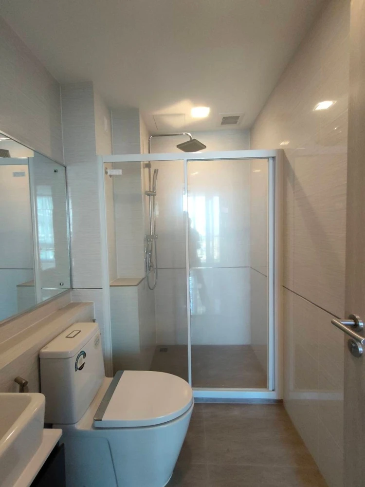 Selling a spacious and comfortable unit at The Metropolis, 17th floor. Interested in owning one? Book now!