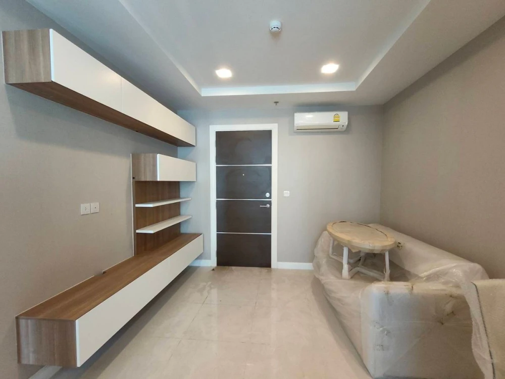 Selling a spacious and comfortable unit at The Metropolis, 17th floor. Interested in owning one? Book now!
