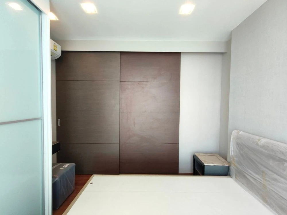Selling a spacious and comfortable unit at The Metropolis, 17th floor. Interested in owning one? Book now!
