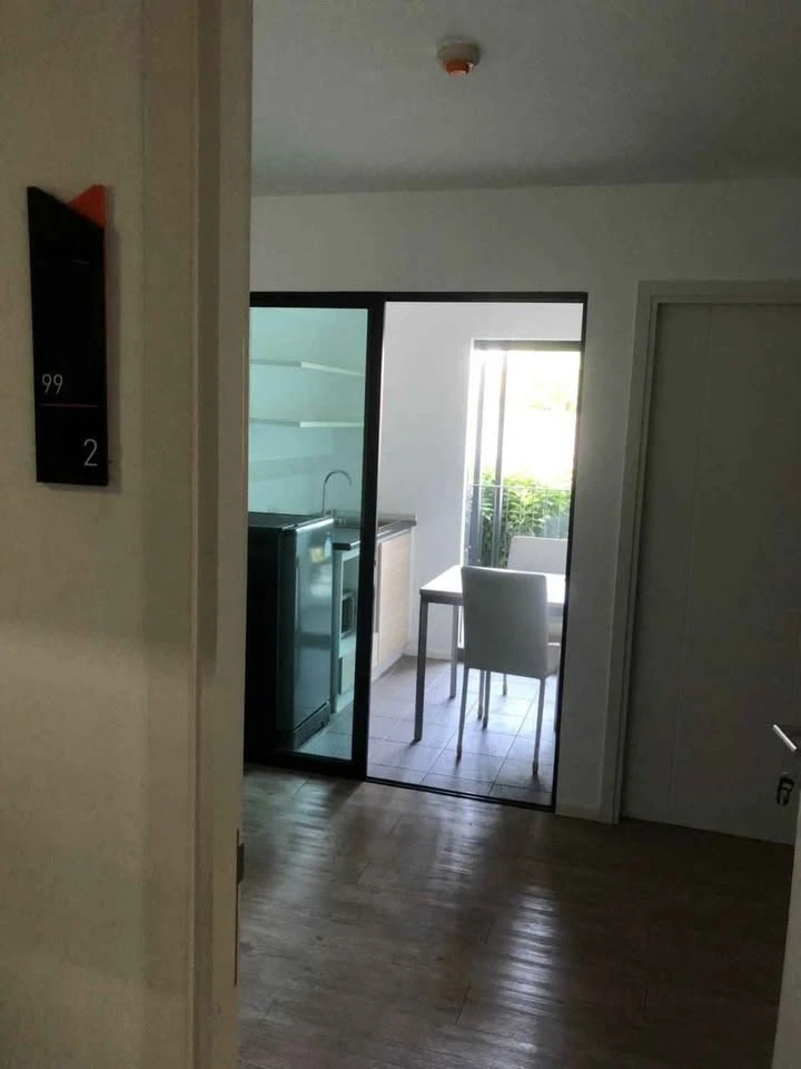 For sale: The Midd Condo, a nice room, comes with complete furniture and electrical appliances. Just bring your bags and move in.
