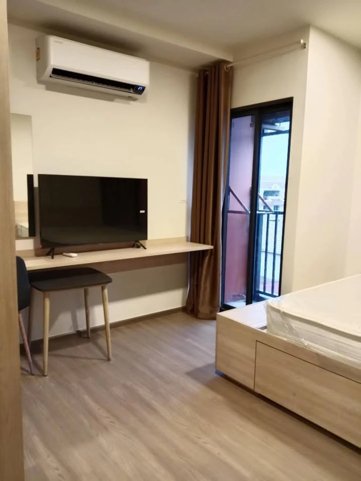 For sale: The Muve Bangna, fully furnished and equipped with appliances, including a built-in kitchen. Hurry up and get this price!