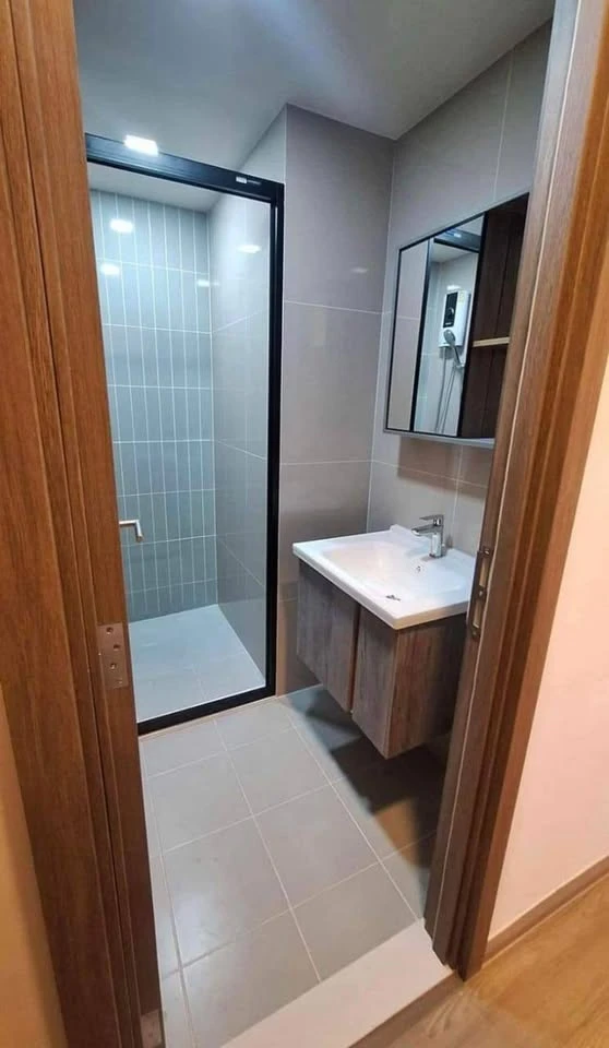 For sale: The Muve Bangna, fully furnished and equipped with appliances, including a built-in kitchen. Hurry up and get this price!