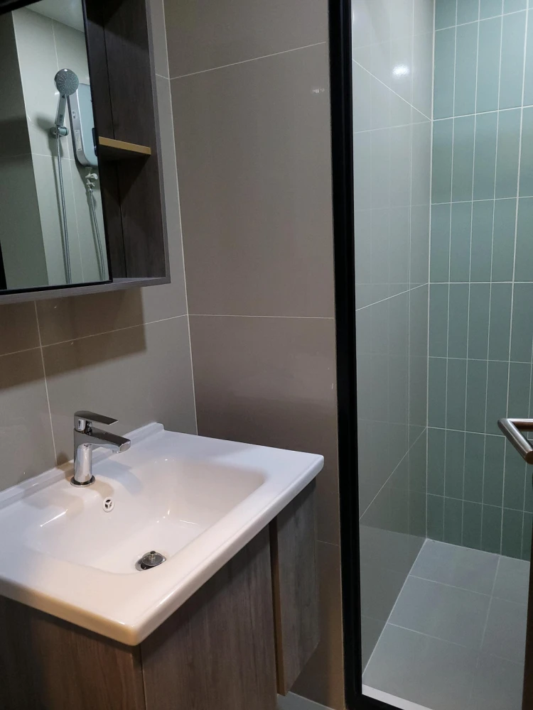 Selling a partitioned unit at The Muve Kaset, 4th floor, fully furnished. Book now!