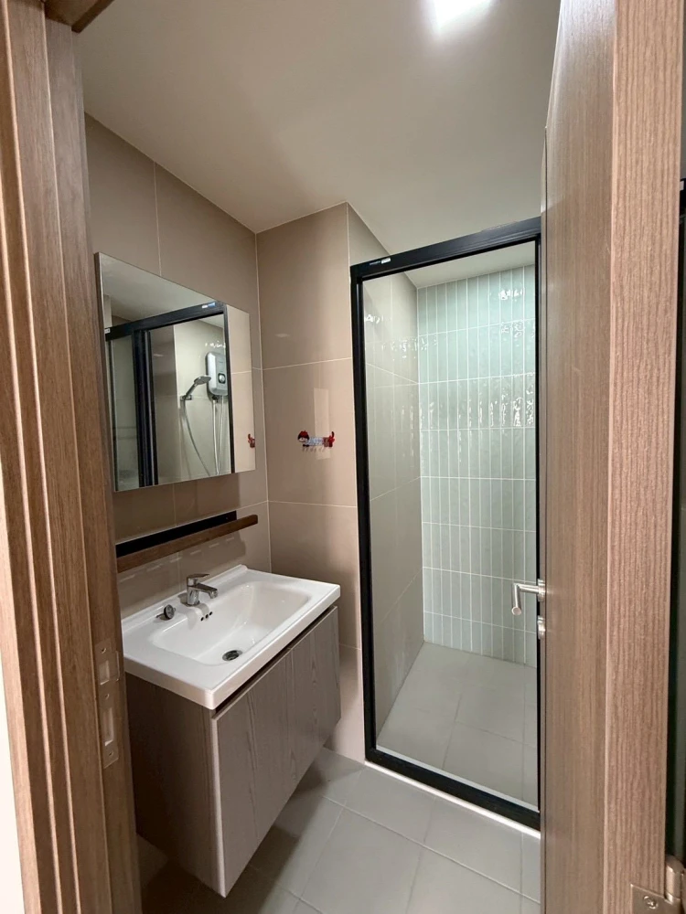 Selling a north-facing unit at The Muve Pradipat. The room stays cool all day. Excellent location, quiet and peaceful. The unit number adds up to a lu