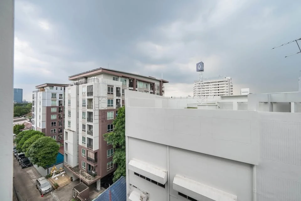 For sale: The Next Ladprao, 2 bedrooms, 2 bathrooms, unblocked view, fully furnished, ready to move in immediately.