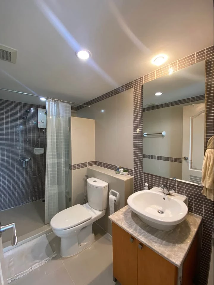 For sale: The Next Ladprao 44, a corner unit with a quiet location, plenty of usable space, fully furnished and equipped with appliances. Reserve now!