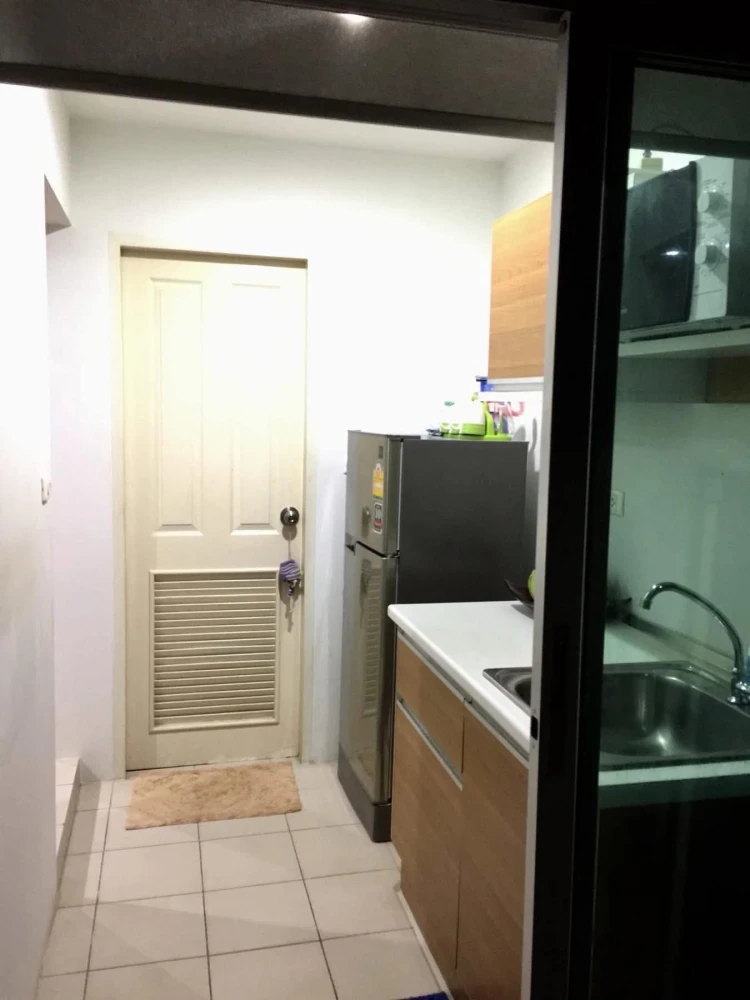 For sale: The Niche ID Ladprao-Wanghin, a lovely room with beautiful wallpaper and complete amenities. Reserve now!