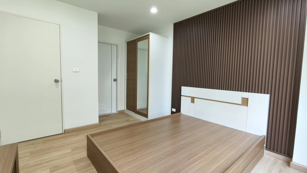 Selling The Niche ID Rama 2, a fully furnished, hotel-style unit. Just bring your bags and move in! Features garden and pool views.