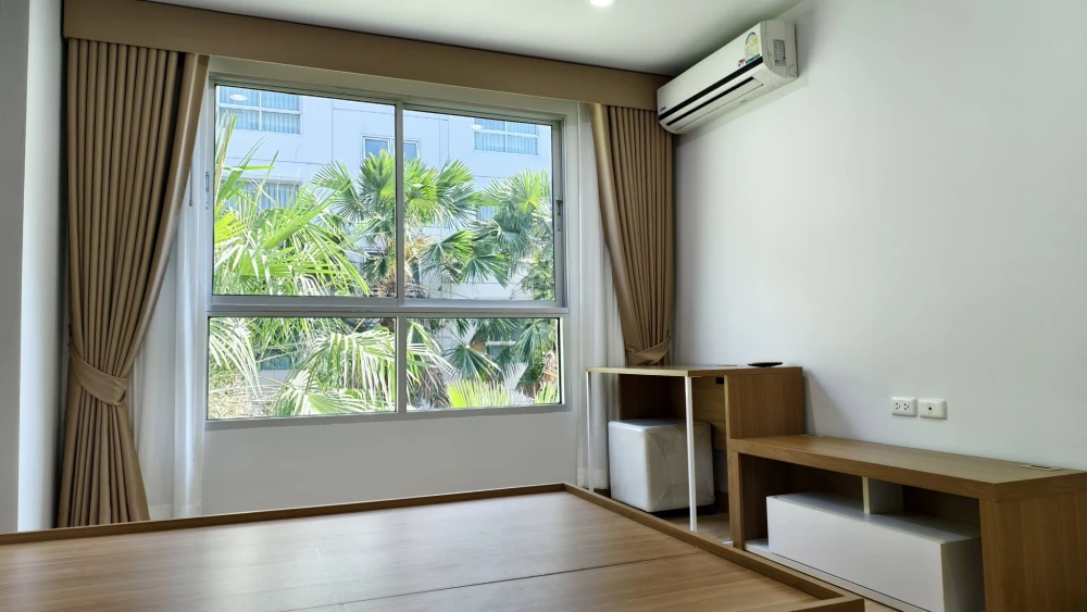 Selling The Niche ID Rama 2, a fully furnished, hotel-style unit. Just bring your bags and move in! Features garden and pool views.