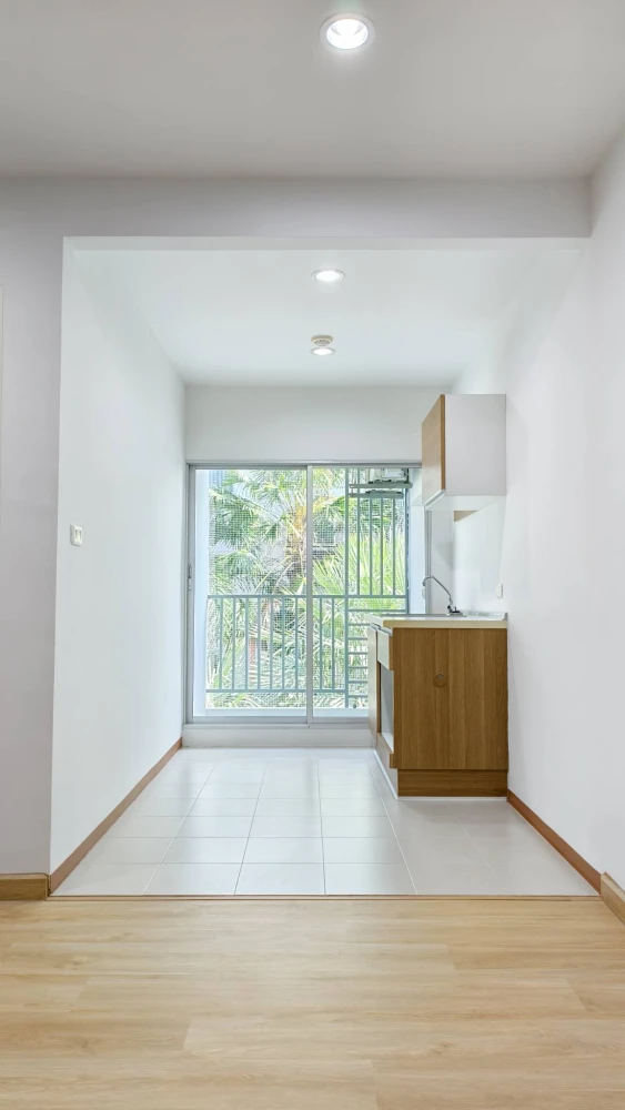 Selling The Niche ID Rama 2, a fully furnished, hotel-style unit. Just bring your bags and move in! Features garden and pool views.