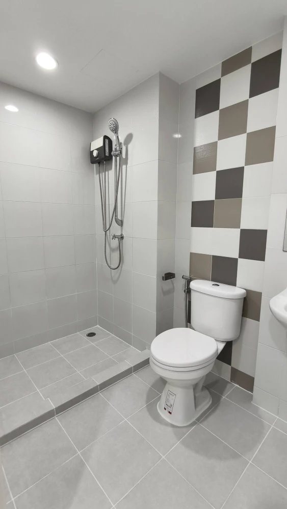 Selling The Niche ID Rama 2, a fully furnished, hotel-style unit. Just bring your bags and move in! Features garden and pool views.