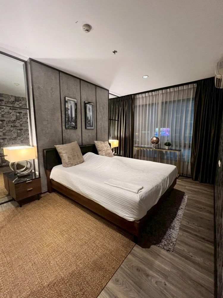 Selling The Niche Mono Ratchavipha. Spacious room with ample usable space. High-quality wallpaper installed. You'll regret missing this opportunity!