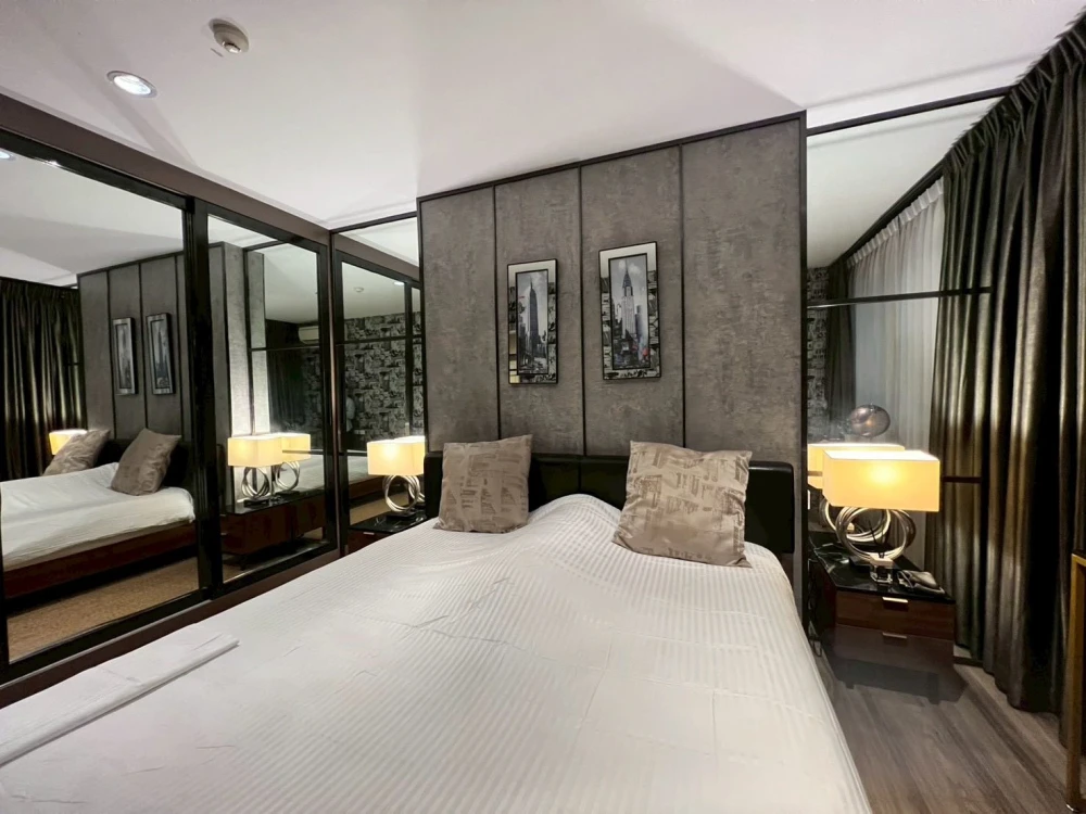 Selling The Niche Mono Ratchavipha. Spacious room with ample usable space. High-quality wallpaper installed. You'll regret missing this opportunity!
