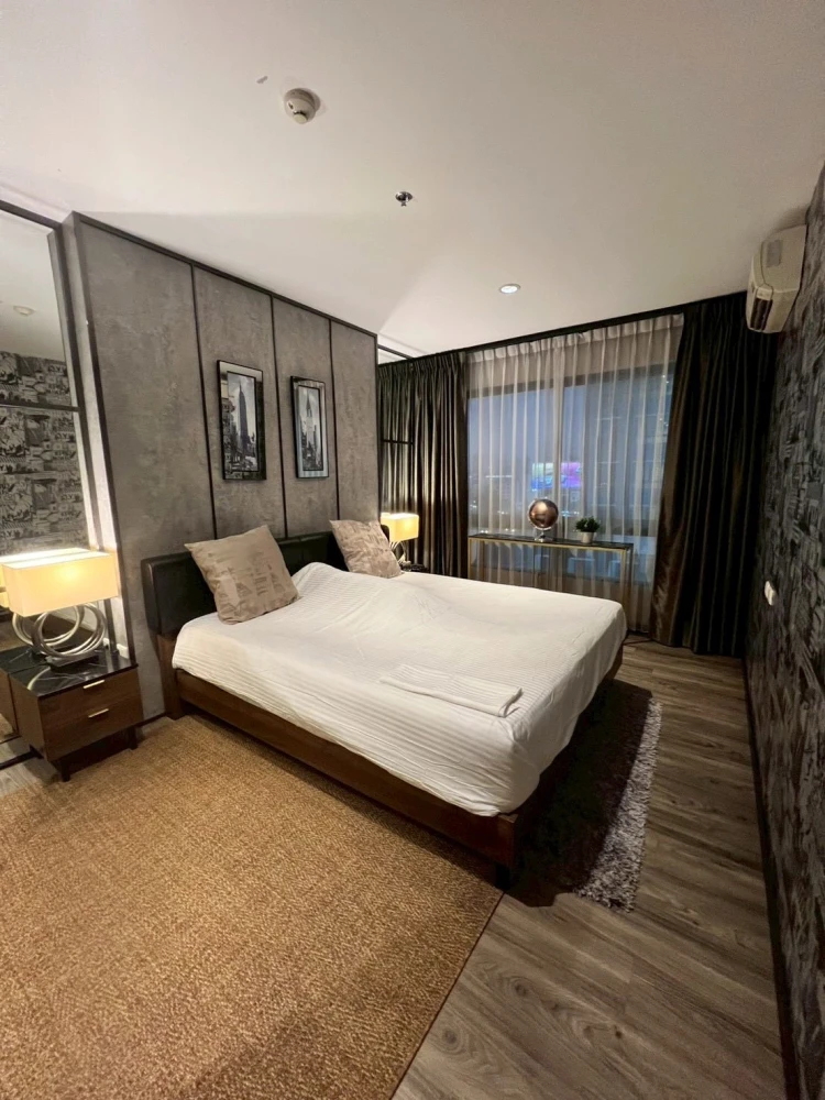 Selling The Niche Mono Ratchavipha. Spacious room with ample usable space. High-quality wallpaper installed. You'll regret missing this opportunity!