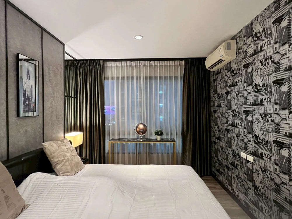 Selling The Niche Mono Ratchavipha. Spacious room with ample usable space. High-quality wallpaper installed. You'll regret missing this opportunity!