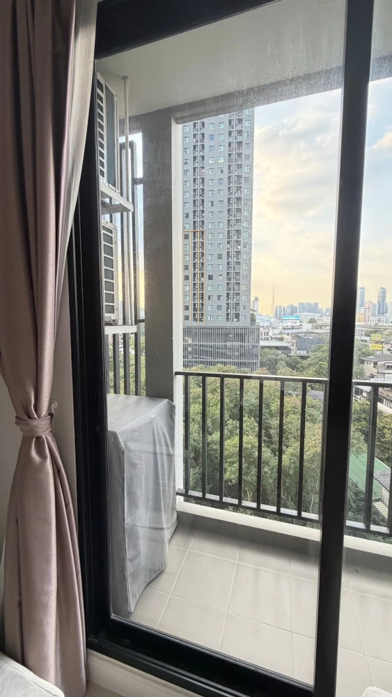 Selling a lovely condo at The Niche Pride Thonglor-Phetchaburi. It features high-quality built-in furniture and convenient transportation. Don't miss