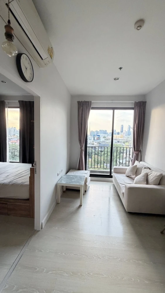 Selling a lovely condo at The Niche Pride Thonglor-Phetchaburi. It features high-quality built-in furniture and convenient transportation. Don't miss