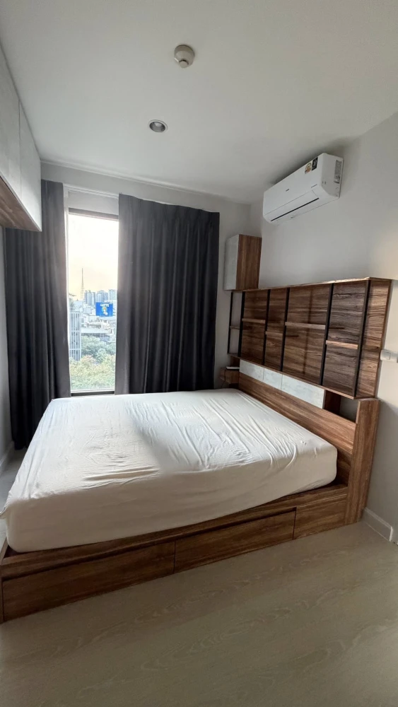 Selling a lovely condo at The Niche Pride Thonglor-Phetchaburi. It features high-quality built-in furniture and convenient transportation. Don't miss