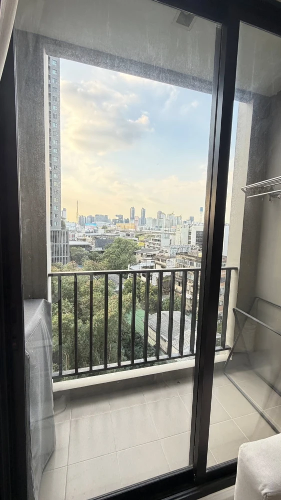Selling a lovely condo at The Niche Pride Thonglor-Phetchaburi. It features high-quality built-in furniture and convenient transportation. Don't miss