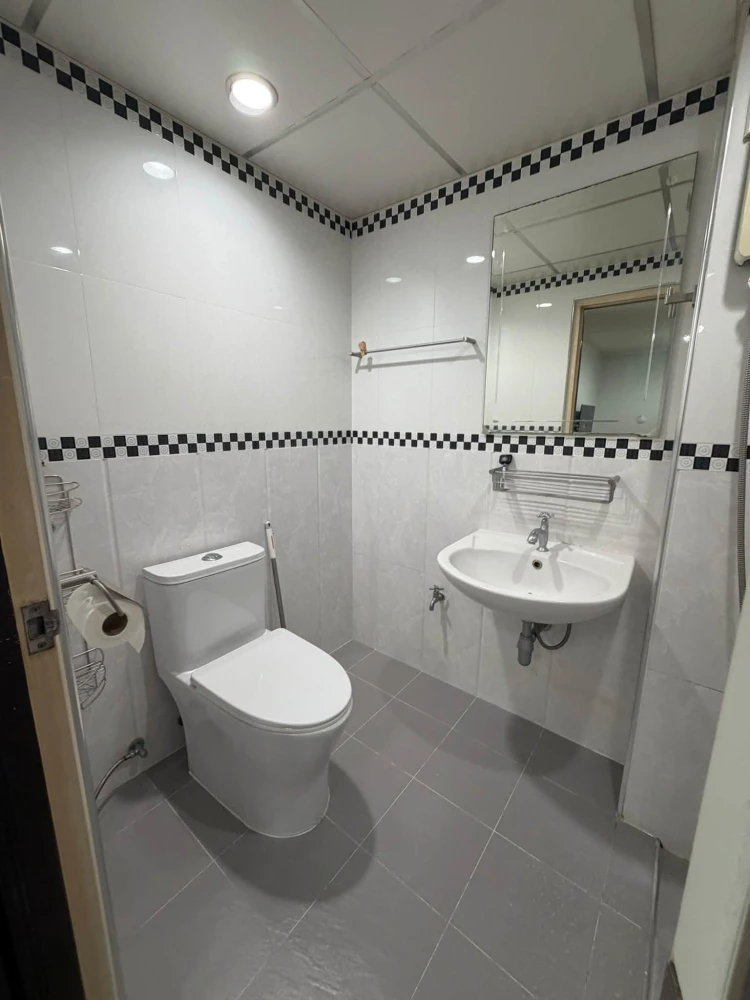 Selling The North Park Condominium. Nice unit with spacious living area and complete amenities. Book now!
