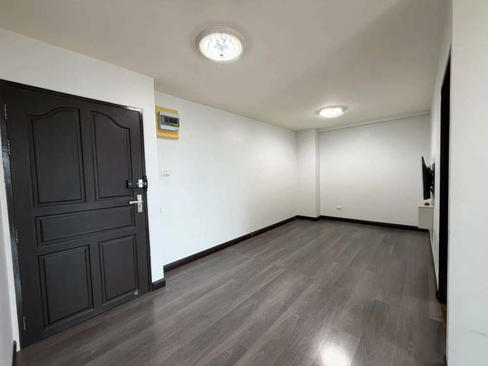 Selling The North Park Condominium. Nice unit with spacious living area and complete amenities. Book now!