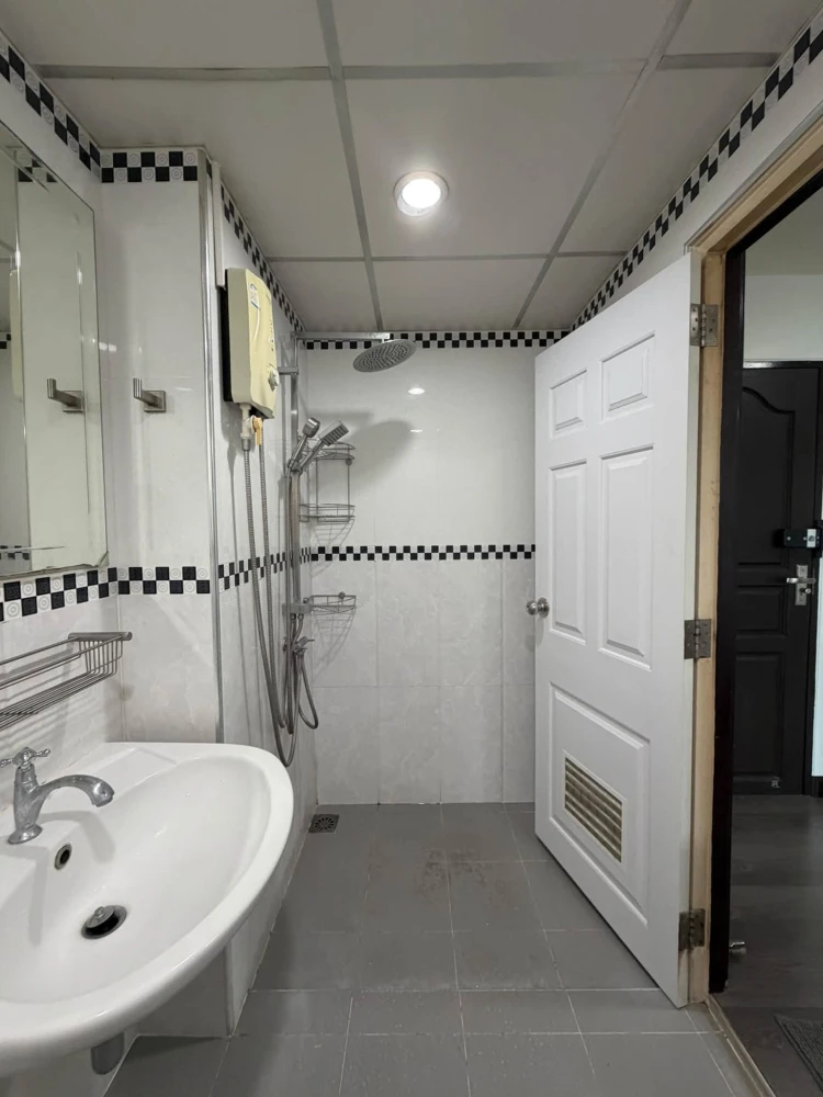Selling The North Park Condominium. Nice unit with spacious living area and complete amenities. Book now!