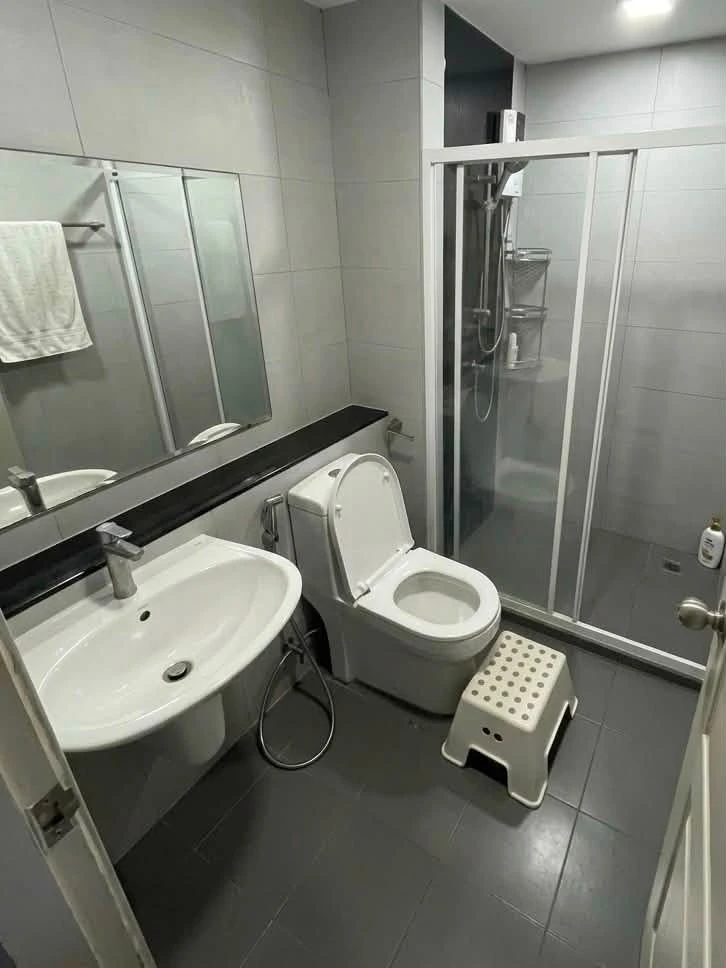 Selling The One Plus D Huamak 12, corner unit, less crowded, great location, fully furnished. Book now!