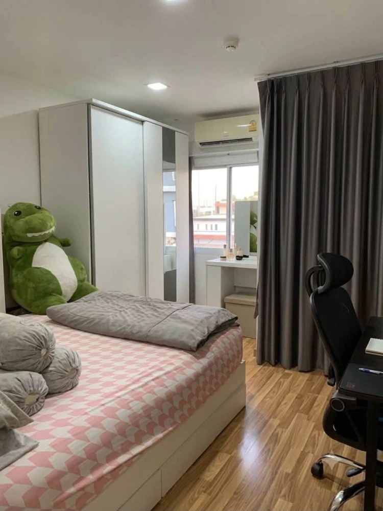 Selling The One Plus D Huamak 12, corner unit, less crowded, great location, fully furnished. Book now!