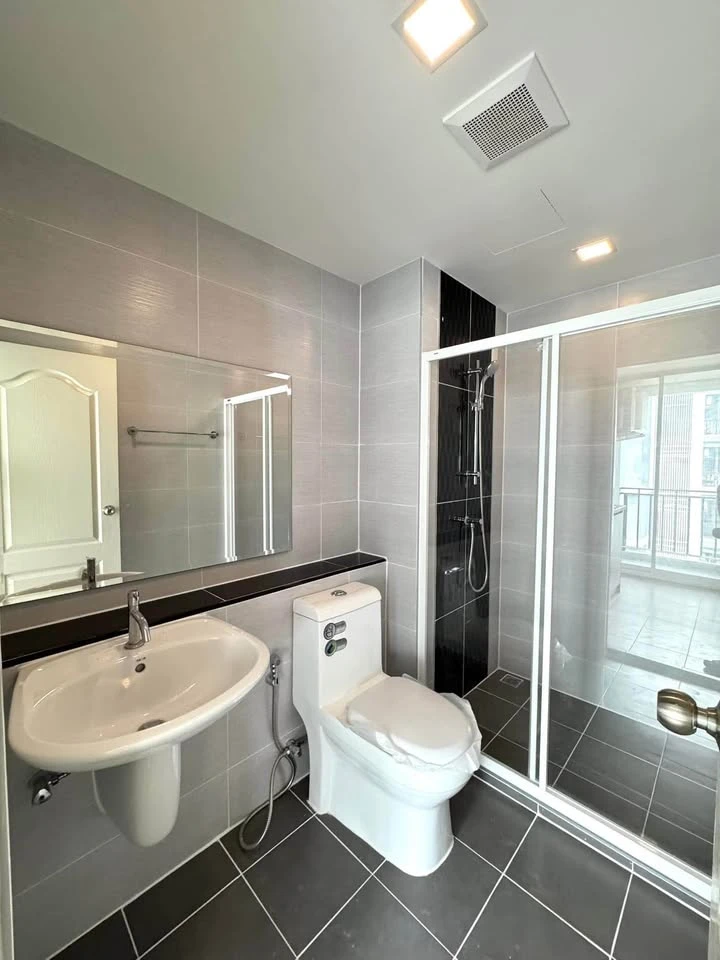 For sale: The One Plus D Huamak 12, beautifully decorated room, stylish and complete with quality furniture. You will regret it if you miss it.