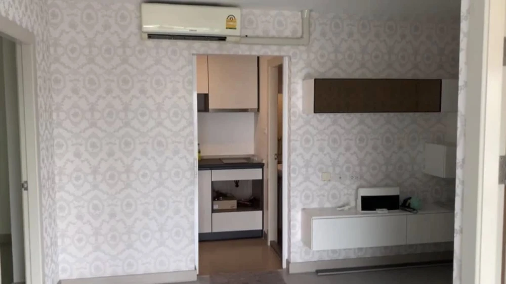 For sale the one plus D Huamark 12, Building B, 4th floor, corner room, decorated with wallpaper throughout the room, 3 bedrooms, if you miss it you w
