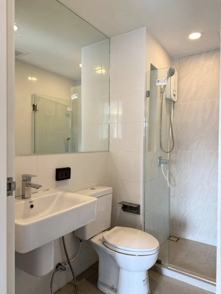 Selling The Origin Ladprao-Bangkapi condo. Walking distance to The Mall Bangkapi, Makro, Tawanna, and Nomjit. Comes with many freebies. Don't miss out