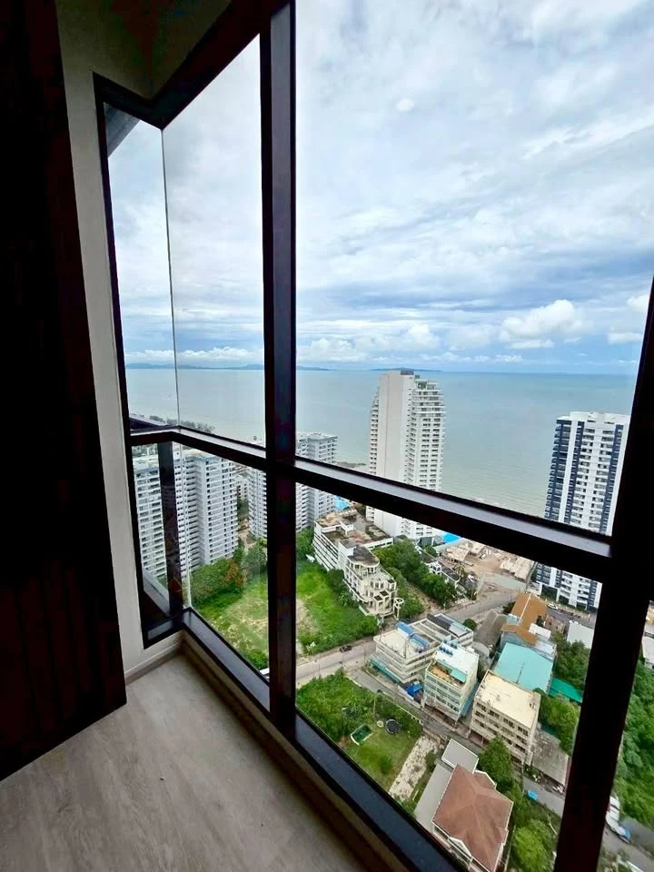 For sale: The Panora Pattaya (South Pattaya), a luxurious sea view condominium, high floor, fully furnished, ready to move in.