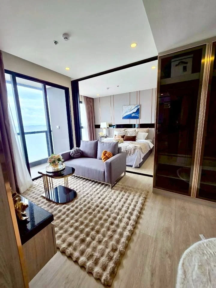 For sale: The Panora Pattaya (South Pattaya), a luxurious sea view condominium, high floor, fully furnished, ready to move in.