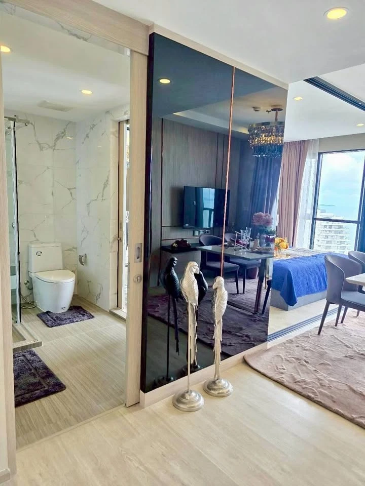 For sale: The Panora Pattaya (South Pattaya), a luxurious sea view condominium, high floor, fully furnished, ready to move in.