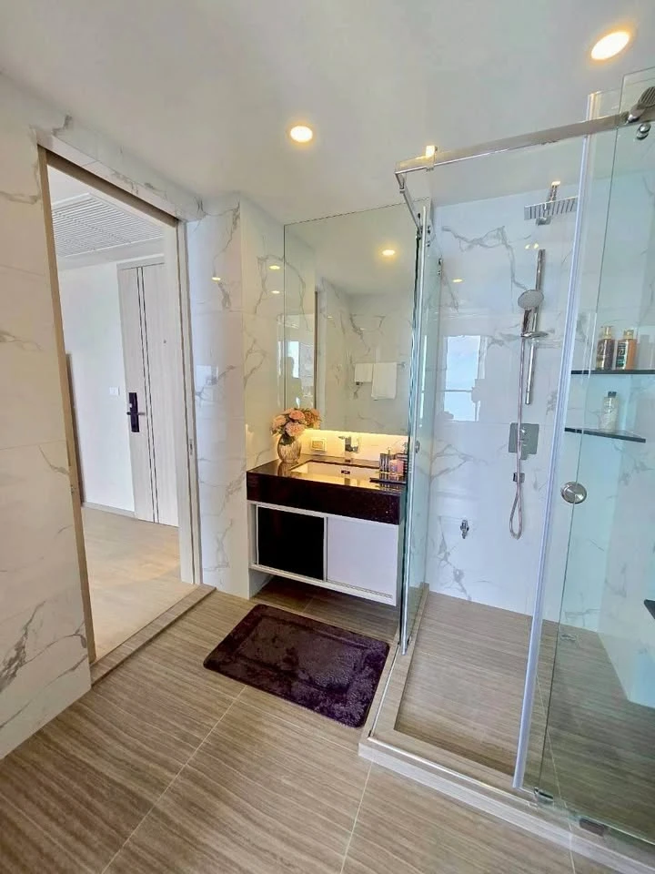 For sale: The Panora Pattaya (South Pattaya), a luxurious sea view condominium, high floor, fully furnished, ready to move in.