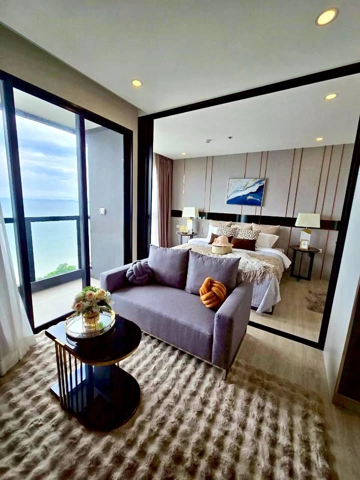 For sale: The Panora Pattaya (South Pattaya), a luxurious sea view condominium, high floor, fully furnished, ready to move in.
